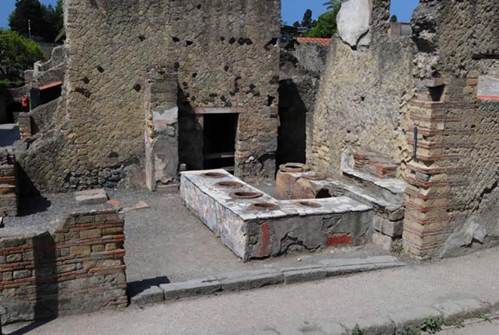 IV.15 Herculaneum, June 2008. Looking south-west towards entrance doorway.
Photo courtesy of Nicolas Monteix.